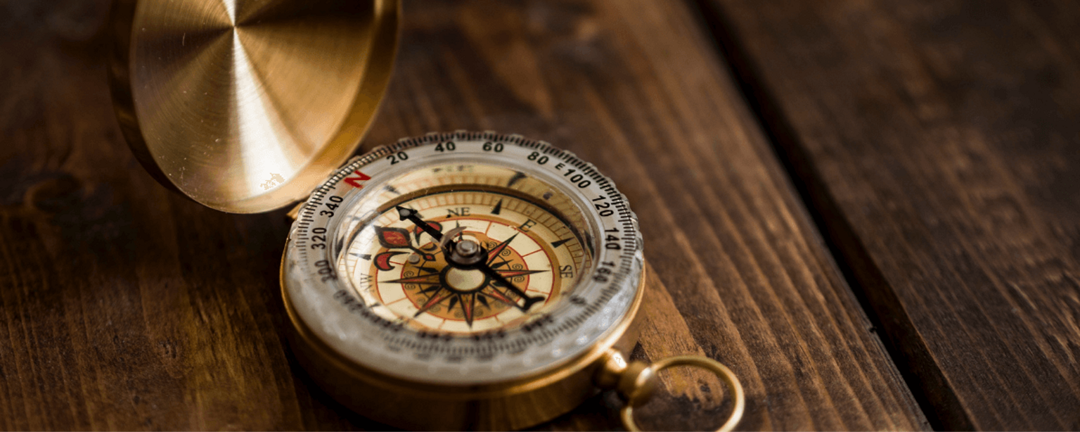 Kompass symbolisiert berufliche Neuorientierung